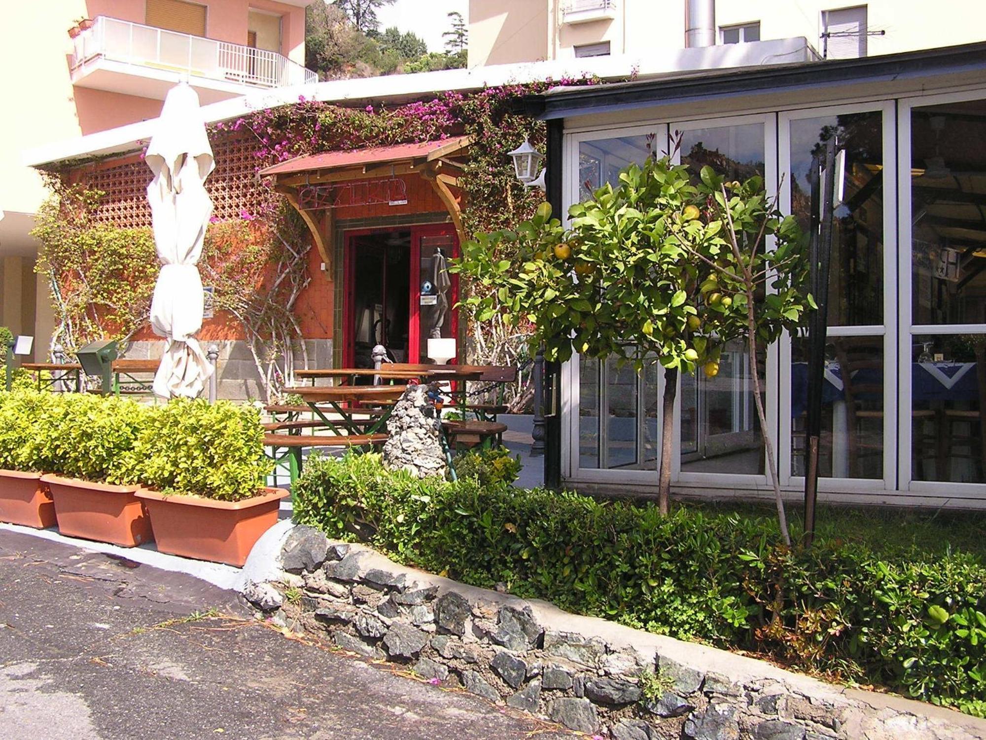 Hotel Puntabella Варацце Екстер'єр фото